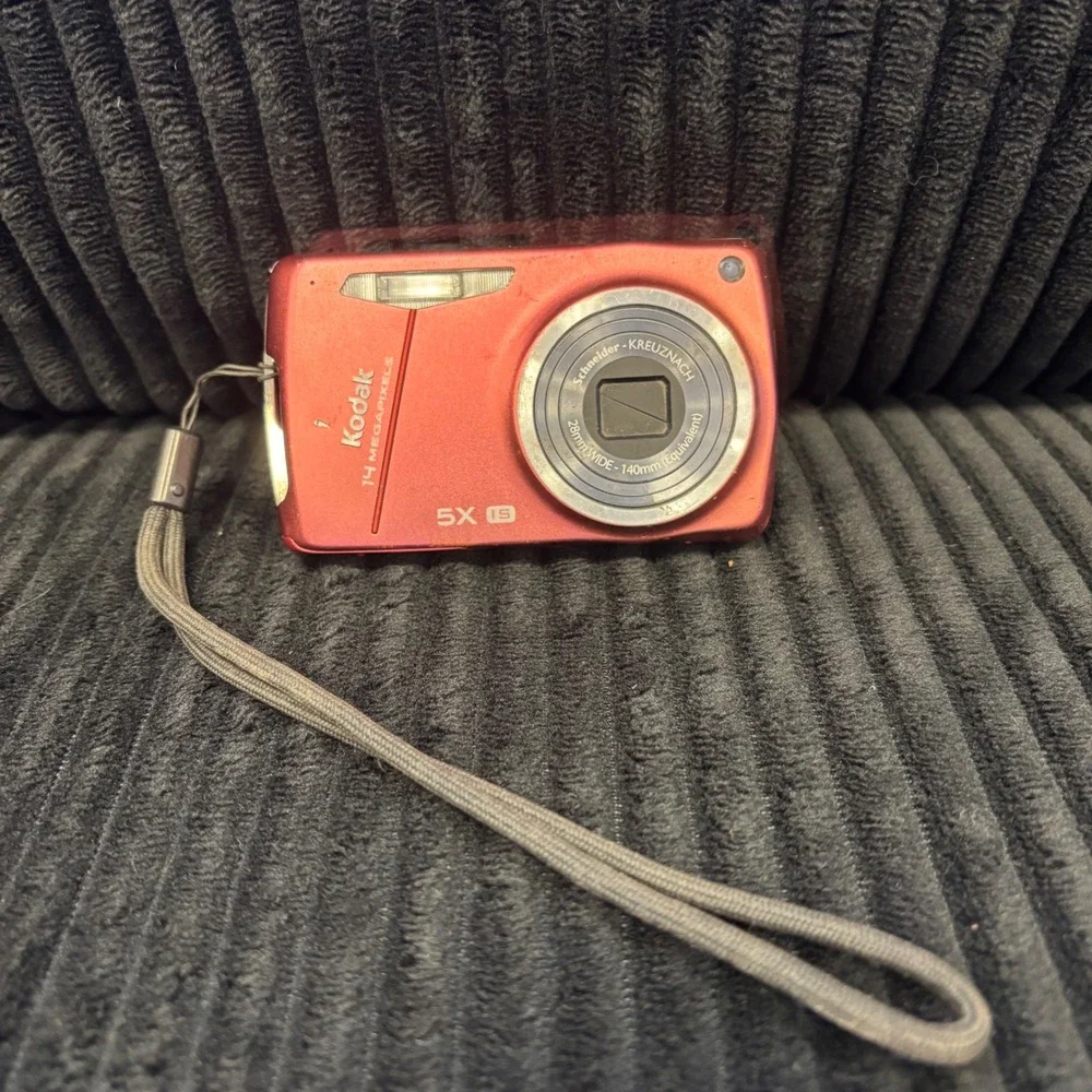 Kodak EasyShare M575 Red Digital Camera 14MP 5x Optical Zoom Schneider-Kreuznach